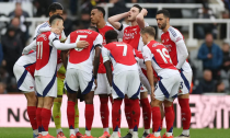 2-1，1-2！英超疯狂1夜！榜首易主，2大豪门翻车，利物浦夺回第一